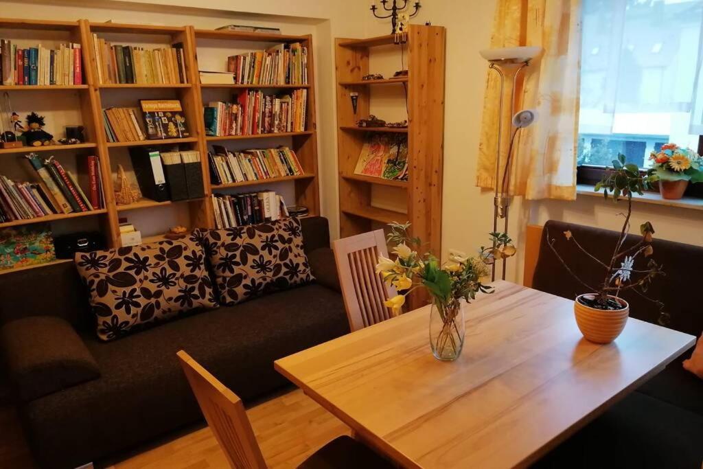 Neu Bayreuth: Spacious Central Apartment with Climate Control and Balconies Exterior photo