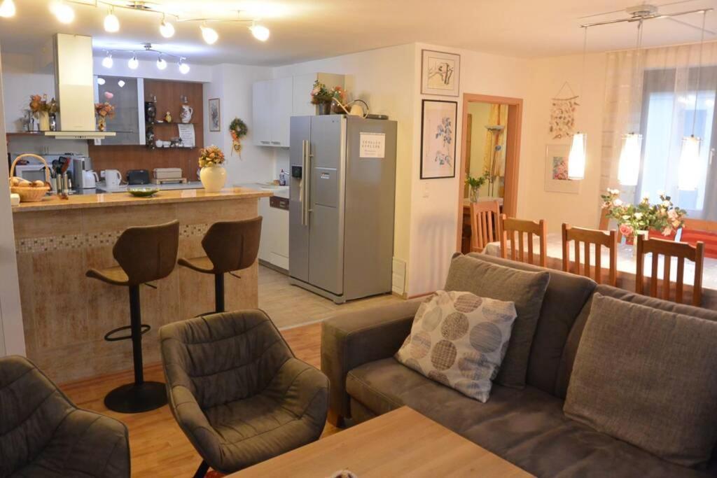 Neu Bayreuth: Spacious Central Apartment with Climate Control and Balconies Exterior photo