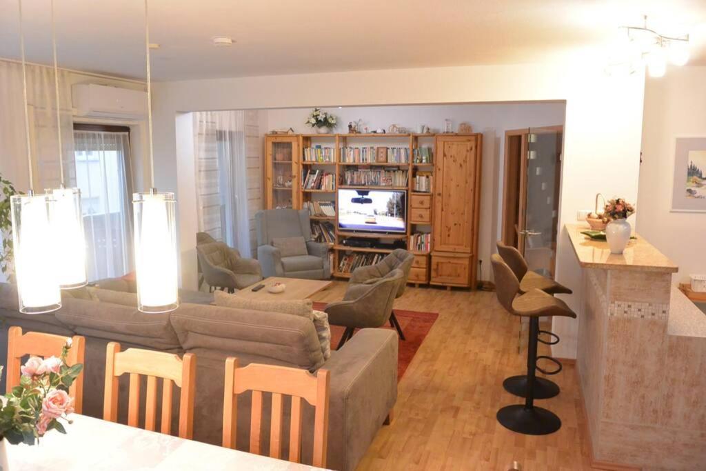 Neu Bayreuth: Spacious Central Apartment with Climate Control and Balconies Exterior photo